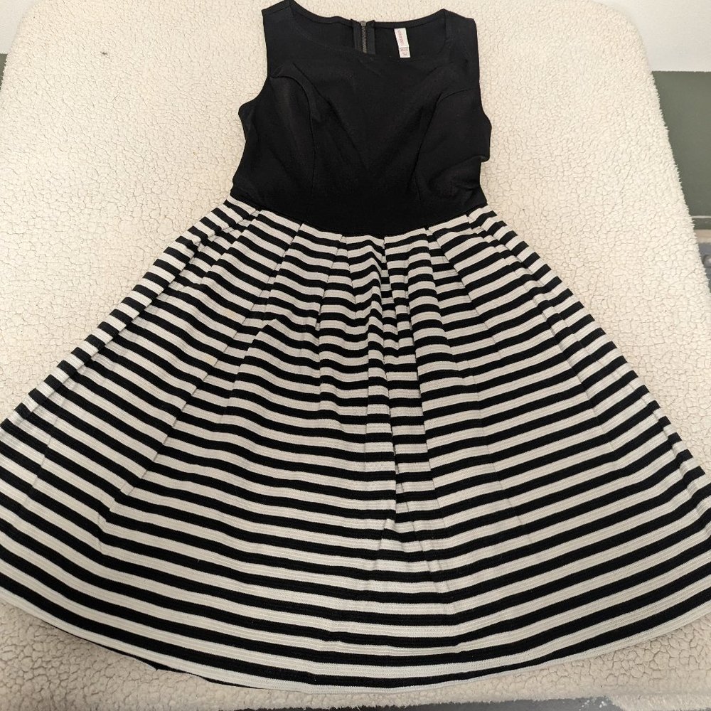xhilaration girls pleaded dress black & white size XS-TP